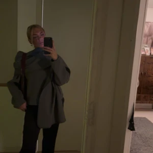 Jacka med halsduk - Superfin jacka från Gina Tricot med en ”halsduk”. Använd förra vintern men inte mer. 