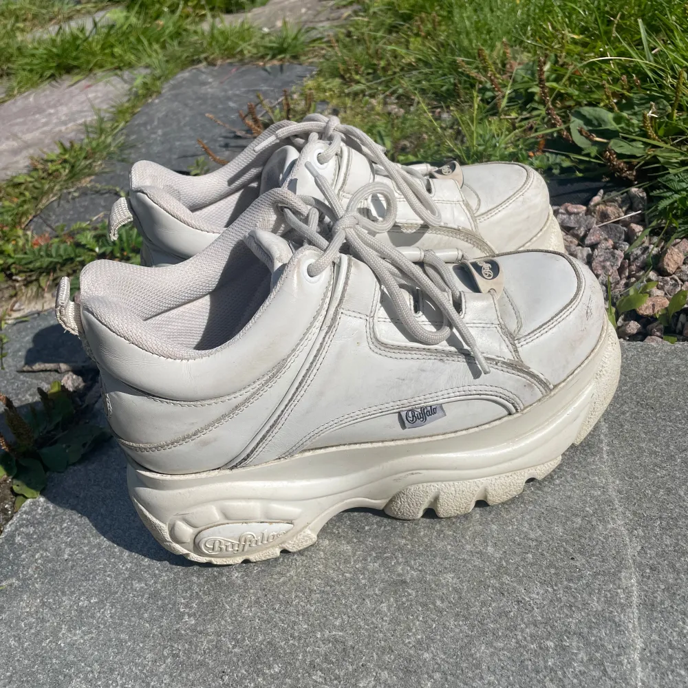 Buffalo sneakers i bra skick! Gått ganska mycket med dom så finns tecken på användning men dom ser fortfarande ganska nya och fräscha ut. Yttermaterialet är Kalvskinn och platåhöjden är 4,5 cm. Köpte dom för ca  2000kr. Skor.