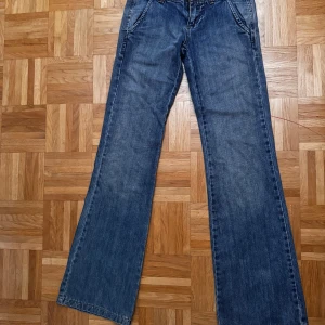 Lågmidjade jeans  - Super snygga och trendiga low waist jeans som är en aning för stora för mig tyvärr! Köpta här på plick❣️