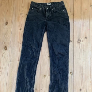 Jeans icon  - Jeans från lager 157 i modellen icon använda enstaka gånger då dom är för stora. Dom har lite ljusare veck längst ner på benen från när dom har tvättats uppvikta. Original pris 400.