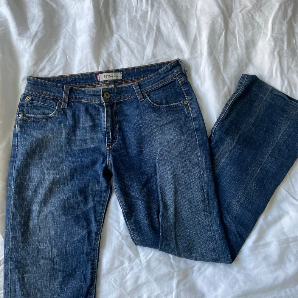 Säljer dessa lågmidjade jeans med bootcut från Levi’s då de inte passar mig💓 midjemått: 40cm  innerbenslängd: 71cm. Jeans & Byxor.