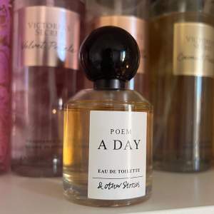 Poem a day parfym från & other stories🤍50ml och köpt för 370kr🤍 Söt doft av vanilj, kokosnöt, kola mm🥥🍦🫶💞