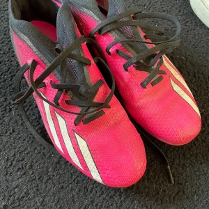 Fotbollsskor  - Säljer mina adidas skor då jag köpt nya, har haft dom i ungefär en säsong 