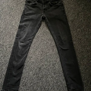 Dondup George jeans - Tjena, säljer ett par feta Dondup George jeans. 10/10 skick med bra passform. Har inte använts mycket. Pris kan diskuteras vid snabb affär. Skriv för fler frågor/bilder.