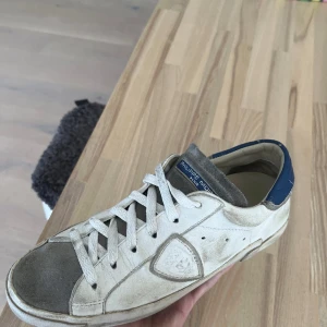 Philippe model skor - Tja säljer dessa feta Philippe model skor på grund av att ja inte gillade de. De är i storlek 40 men passar 41. Skorna är i ganska bra skick förutom sulorna. Box tillkommer. Tveka inte på att höra av er vid frågor!