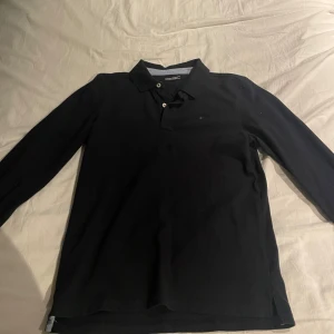 Tommy hilfiger - Väldigt bra skick, använd 1-3 gånger. Passar till allt.  Storlek: S-M