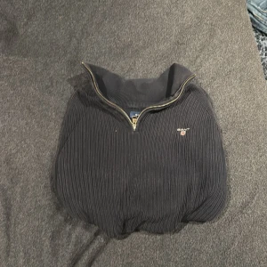 Gant half zip - Hej, nu säljer ja min Gant half zip köpt från kid brand står för nptt år sen för 899kr skicka 8/10 hör av er vid minsta fundering.( Inga defekter)
