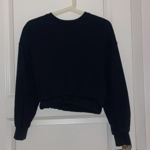 Tjocktröja  - Kortare tjocktröja. Väldigt mjuk på insidan. Väldigt bra kvalite och knappt använd. 