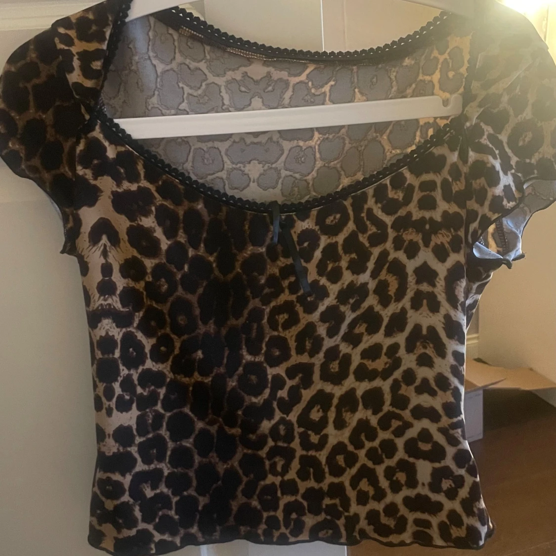 Leopardmönstrad topp med spetsdetaljer - 90