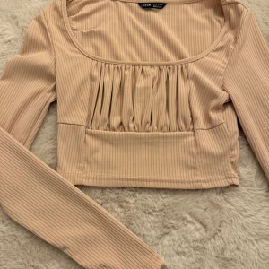 Kort ljusrosa tröja  - Väldigt gullig ljusrosa tröja i väldigt bra skick då den knappt användts 