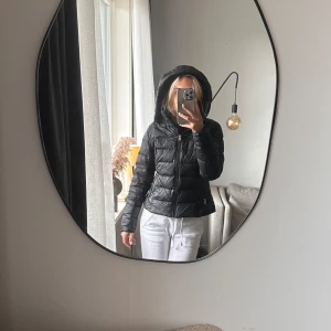 Dunjacka - Dunjacka/vinterjacka från jeansbolaget. Jackan är 38 men passa på mig som har XS i vanliga fall så liten i storlek