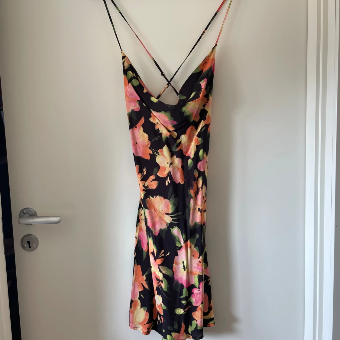 Blommig sommarklänning med öppen rygg