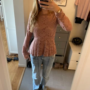 Rosa spetsblus från Bik Bok - Säljer en superfin rosa spetsblus från Bik Bok i storlek S. Den har långa ärmar och en söt volangdetalj i nederkanten. Perfekt för både vardag och fest!