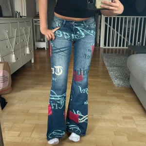 Coola lågmidjade jeans - Så sjukt coola bootcut jeans med design på! Från jaded london och org pris var ca 1095 kr, enda defekterna är att de har blivit hål längre ner, ena hålet är fixat med tyg bakom! De syns ej så har använt endå! Storlek w25/L32. Jag är 170cm 🩵🙌🏼
