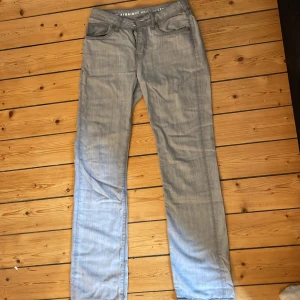 Lågmidjade jeans från bikbok  - Köpta här på plick drygt en månad sen. Säljer då dem inte passar.  Storlek W24 L32