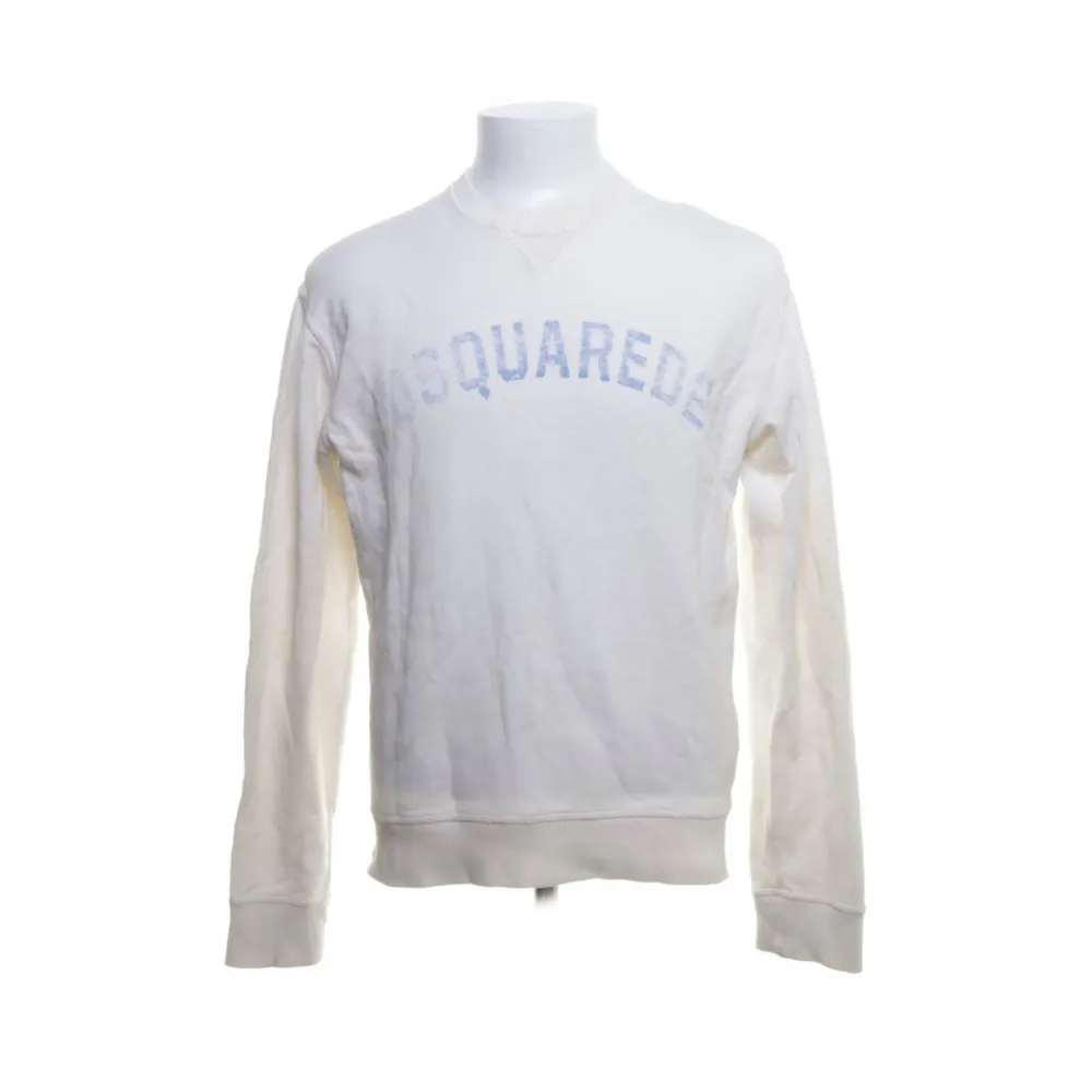 Säljer en stilren vit tröja från Dsquared2 i storlek M. Tröjan har långa ärmar och ett tryck med märkesnamnet på framsidan. Perfekt för en casual look!. Neuletakit & Villapaidat.