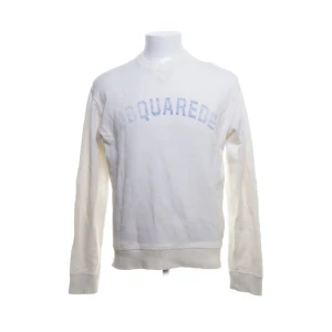 Vit tröja från Dsquared2 - Säljer en stilren vit tröja från Dsquared2 i storlek M. Tröjan har långa ärmar och ett tryck med märkesnamnet på framsidan. Perfekt för en casual look!