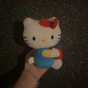 Ett fanatiskt fint gosedjur inköpt från hellokittyshop.se för 179 kronor, för inte så länge sen. Gosedjuret har endast legat på en hylla och därmed inte har några tecken på ”användning” eller har några defekter eller liknande, kontakta oss för info💕🫶