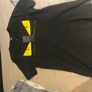 Fendi Tshirt - Säljer denna tshirt för 300kr. Den är i perfekt kvalite utan några hål eller sömnfel. Passar både S och M. Jag säljer denna då jag inte använder den längre, hör av er vid intresse.