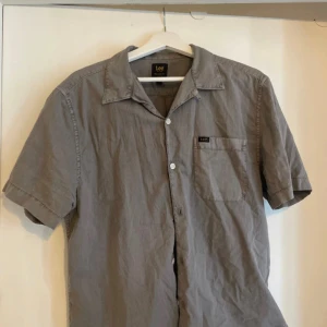 Lee kortärmad skjorta - Snygg grå kortärmad skjorta för stor använt en gång.