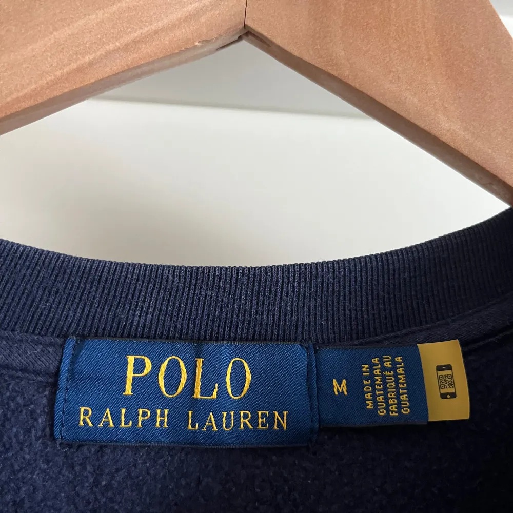 Säljer nu min feta Ralph lauren tröja pga den är för liten. Storlek M. inga defekter. Skick 9/10.  Kontakta gärna om du har funderingar. Hoodies.