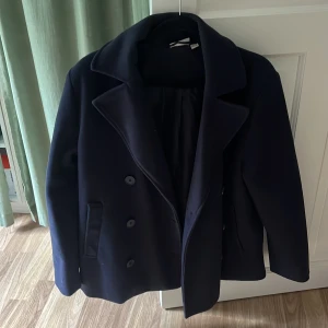 Mörkblå jacka - Säljer en snygg mörkblå kappa från Gekås. Perfekt till höst och vinter håller sig varm! Bara använd förra hösten och vintern!