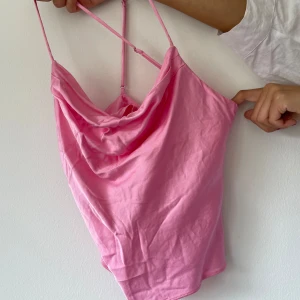 Topp - Den är omlott i ryggen. Helt oanvänd. Kan skicka bild på om det önskas🫶🏻🫶🏻