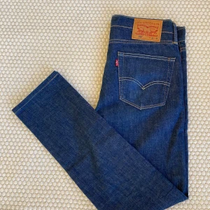 Blå Levi’s jeans W32 L32 - Snygga jeans från Levi’s i bra skick. Modell 510. W32 L32
