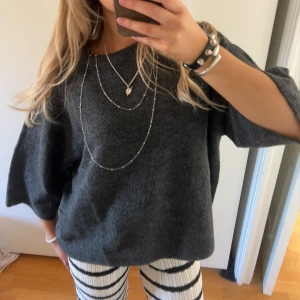 Stickad tröja  - Trekvartsärm, storlek uppskattad M/L🩶🪩