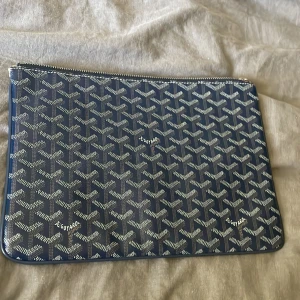 Goyard pouch - Säljer en Goyard Pouch Mått 29x22 cm Skriv om du har någon funderingen  Dustbag ingår. 