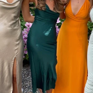 Mörkgrön balklänning  - Super fin mörkgrön balklänning i satin med knyten baktill. Endast använd en gång så i mycket bra skick💚skriv för fler bilder!!