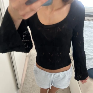Svart topp - Så himla hulligt svart långärmad tröja led så coolt mönster på tyget. Säljer då den tyvärr inte kommer till användning. Skriv för fler bilder🖤☺️
