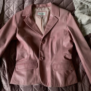 Rosa läderkavaj - En rosa läderjacka/kavaj från märket Hollies Stockholm. Kommer tyvärr aldrig till användning, Bra skick!