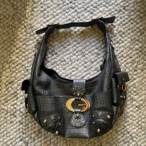 GUESS väska 🌟 - Världens coolaste väska i toppskick, förutom de stenar som fallit av(se bild) 💓