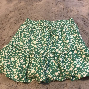 Grön blommig kjol - Jätte skön och fin 