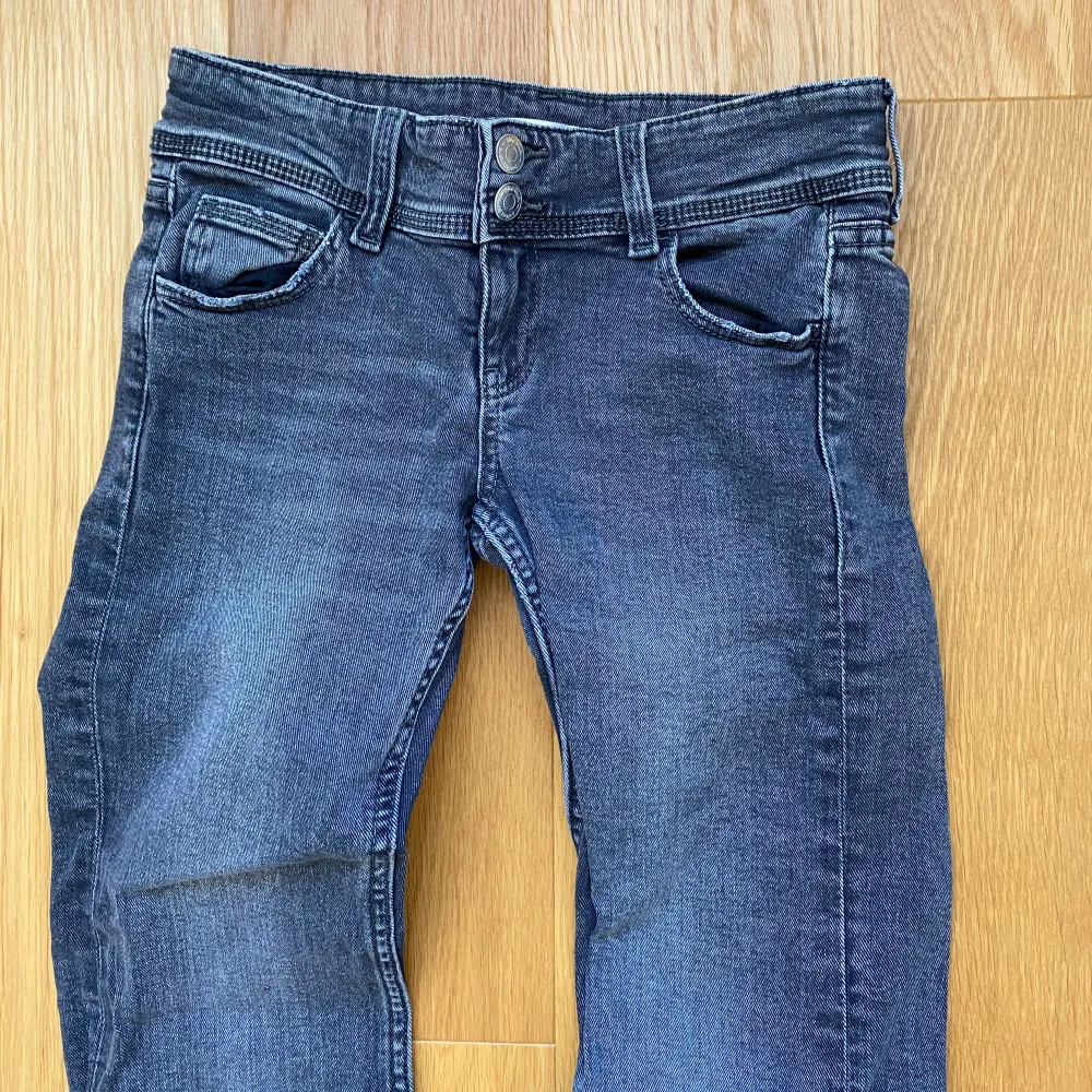 Använt dessa ganska mycket, har blivit lite blekta eller något vid knäna som inte går att få bort, syns inte jättemycket längre ifrån dock. Köpta för 349 om jag it minns fel 🙏🏼. Jeans & Byxor.