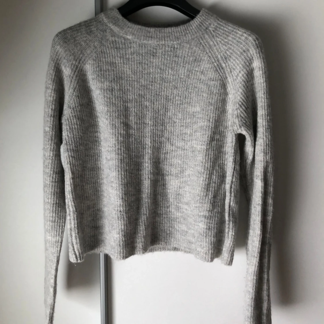 Grå stickad tröja från Pieces