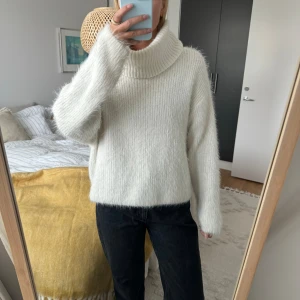 Stickad polotröja H&M - Säljer denna mysiga tröja från H&M i storlek M. 