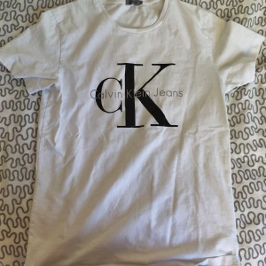 Calvin Klein Jeans t shirt köparen står på frakten - Medium jätte fin calvin klien tröja inga problem 
