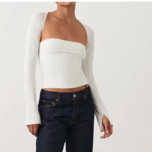 Snygg vit topp - Säljer denna snygga toppen från Gina tricot, jätte skönt material och skit snygg