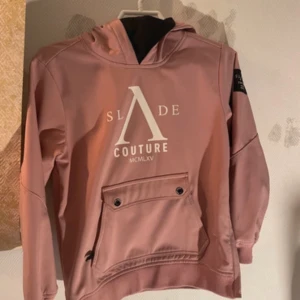 Skidjacka - Slade couture - Säljer denna fina jacka från Slade i fint skick. Perfekt nu i vinter och till skidsemestern. Kom privat vid mer funderingar 🙏