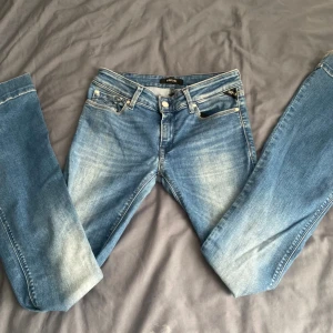 Replay jeans - jag är 164 cm lång och de här jeansen passar mig perfekt och går över mina uggs, nytt pris 1400 ! W27 length 34💕 
