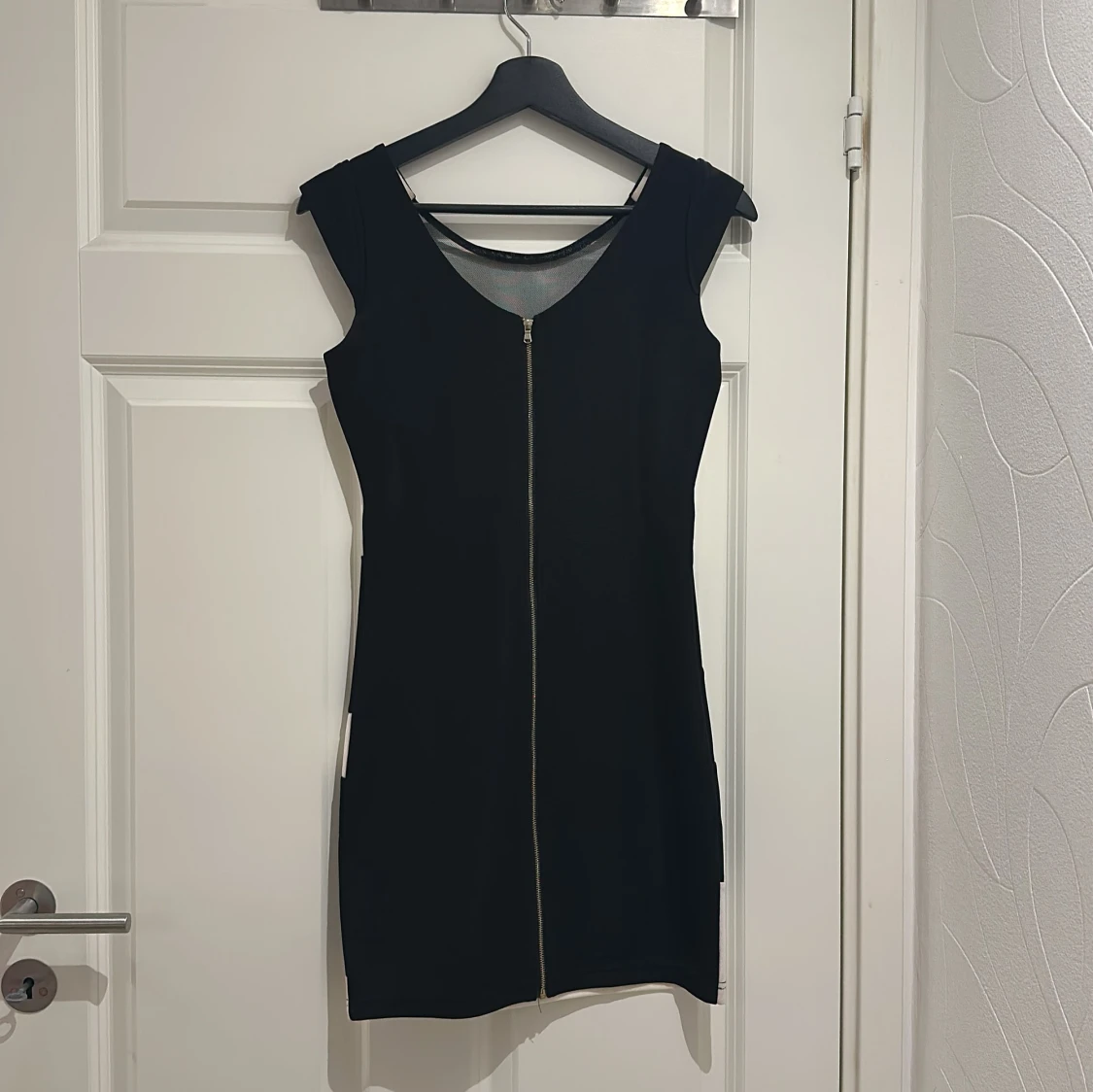 Svart och vit klänning med dragkedja - 90