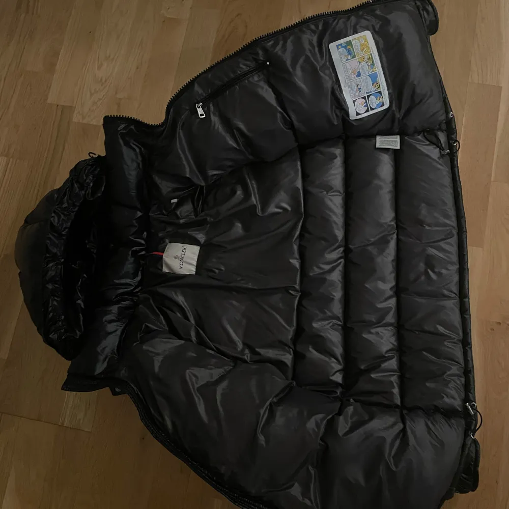 Snygg Moncler Maya jacka i ett väldigt bra skick utan nån deffekt. Nfc,qr koden funkar. Storleken är 2 vilket motsvarar M. Priset kan diskuteras vid en snabbaffär.. Jackor.