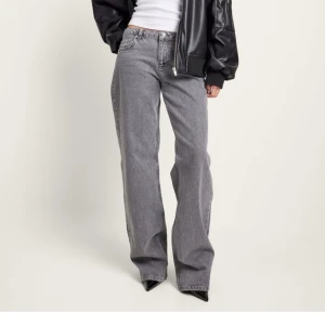 Grå jeans  - Snygga grå jeans från NA-KD med medelhög midja! Jeansen är i bra skick och passar mig som vanligtvis bär storlek 36 och är 166cm lång🥰 Skorv privat för mått eller andra frågor! Nypris 699kr