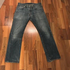 Vintage Levis 501  - Säljer ett par vintage Levis 501 i bra skick 4/5 och med snygga slitningar. Nypris ca 1150.