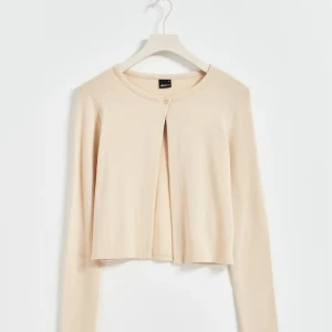 Beige kofta från Gina Tricot  - Koftan är använd ett fåtal gånger och är i mycket gott skick! Koftan är i storlek S och är väldigt mjuk i tyget vilket gör den super bekväm. Köpt för 300 kr!