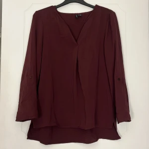 Vinröd blus i xs - Vinröd blus som aldrig är använd och är i ett bra skick