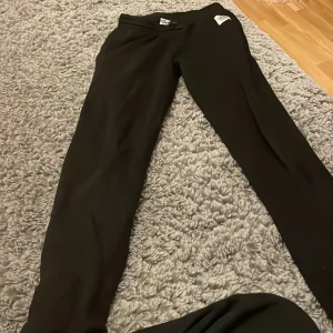 Svarta byxor från Andy  - Snygga svarta byxor från Andy . De har en elastisk midja för extra komfort och en stilren design. Perfekta för en avslappnad look.