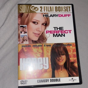 2 Film Boxset: The Perfect Man & Honey - Säljer en DVD-box med två filmer: 'The Perfect Man' med Hilary Duff och 'Honey' med Jessica Alba. Perfekt för en filmkväll med komedi och dans. Båda filmerna är på engelska och har undertexter på flera språk. Boxen är i bra skick och kommer från Universal.